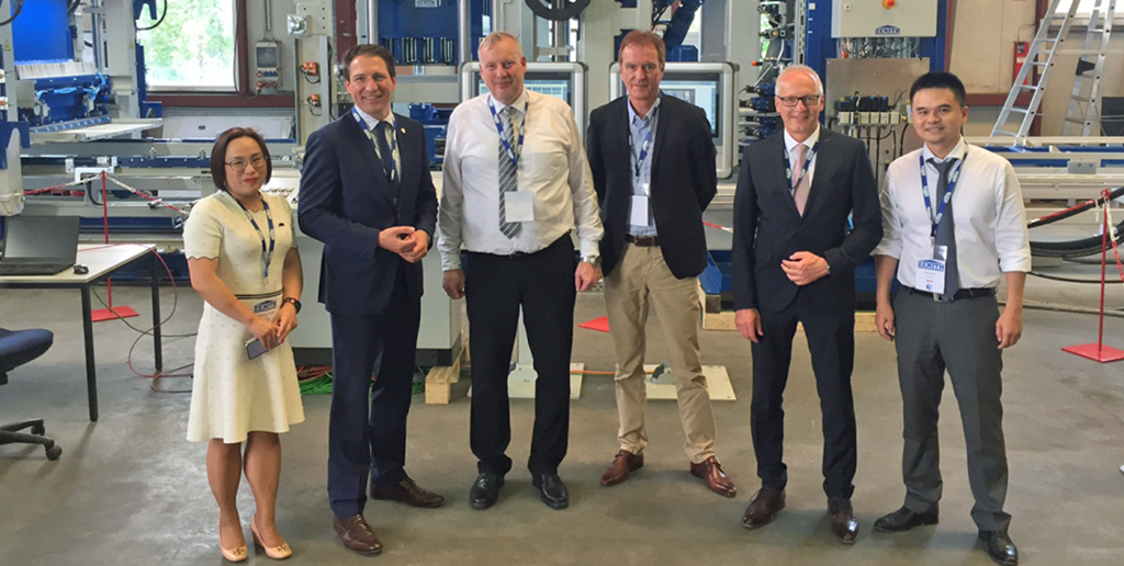 वर्षगांठ घटना पर मशीनों की पूरी श्रृंखला प्रस्तुत की गई